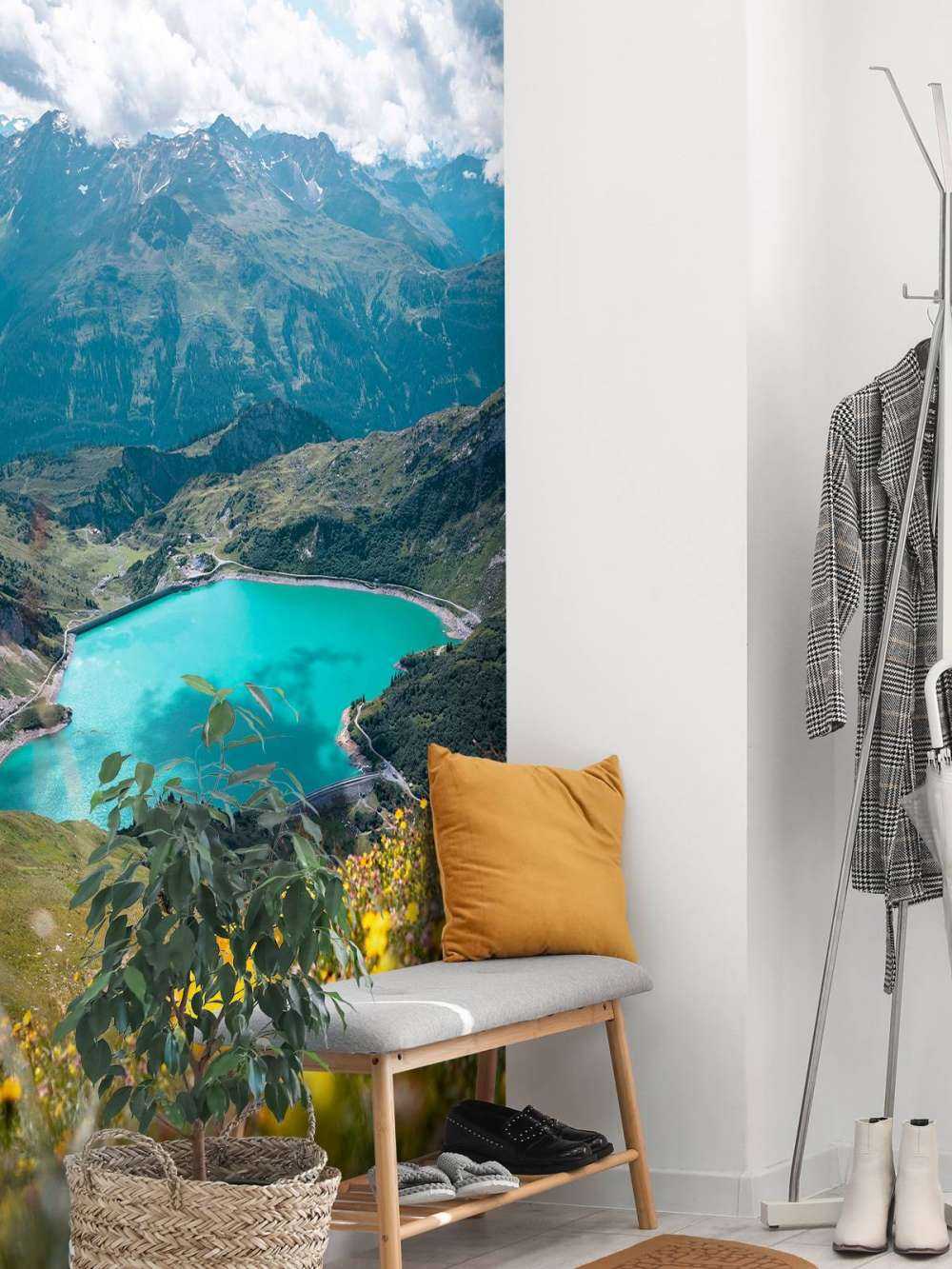 Bloemenweide aan turquoise bergmeer