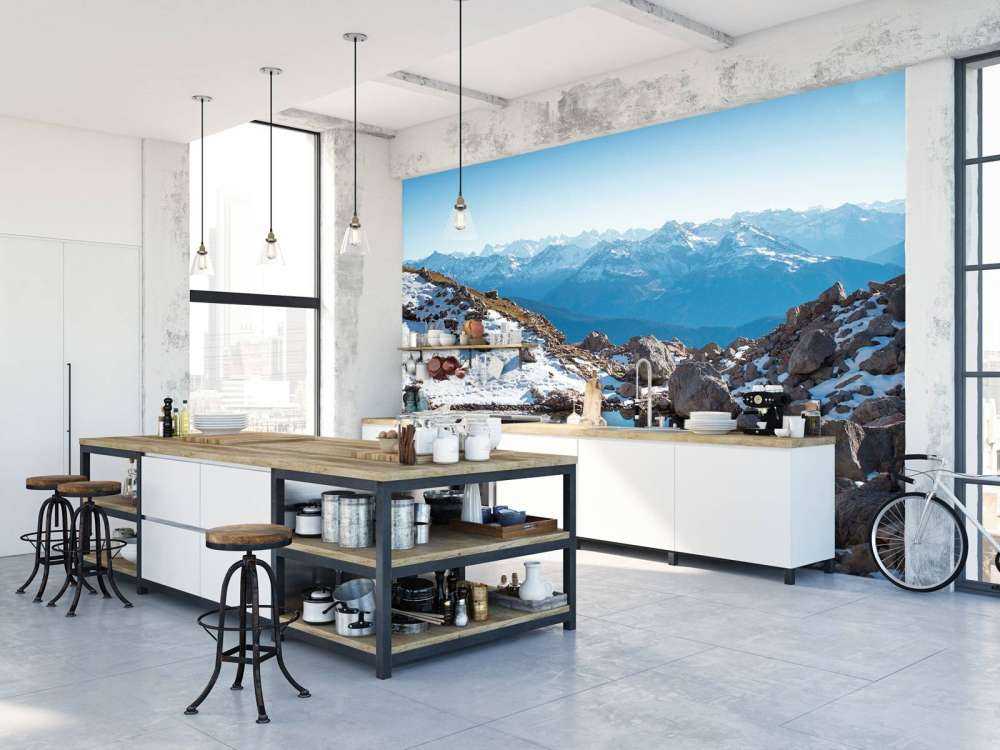 Bergmeer tussen sneeuwtoppen