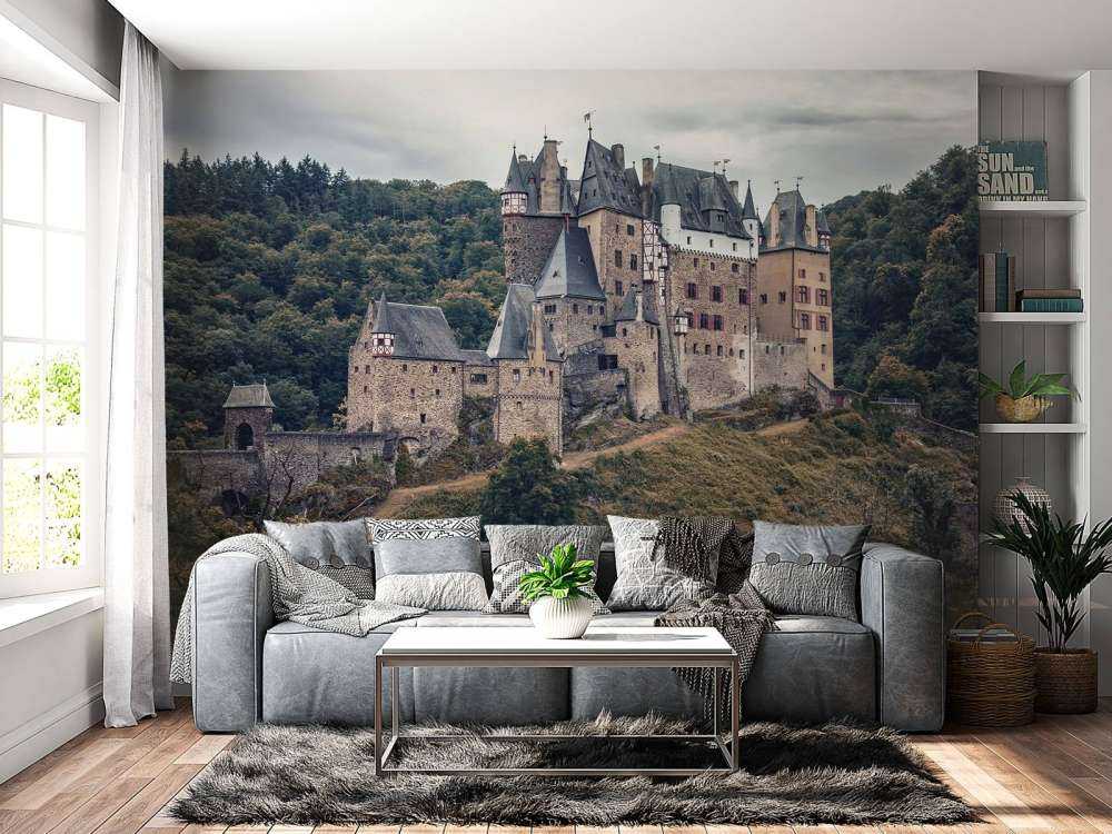 Kasteel tussen groene heuvels