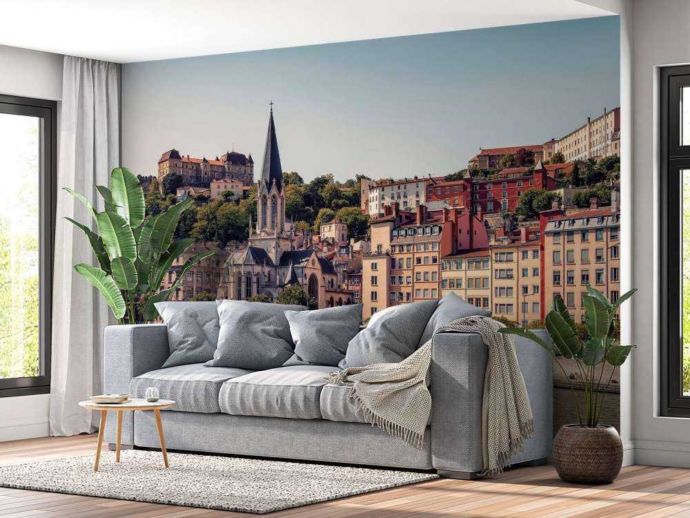 Zonnige stadsoever met pastelkleurige gevels