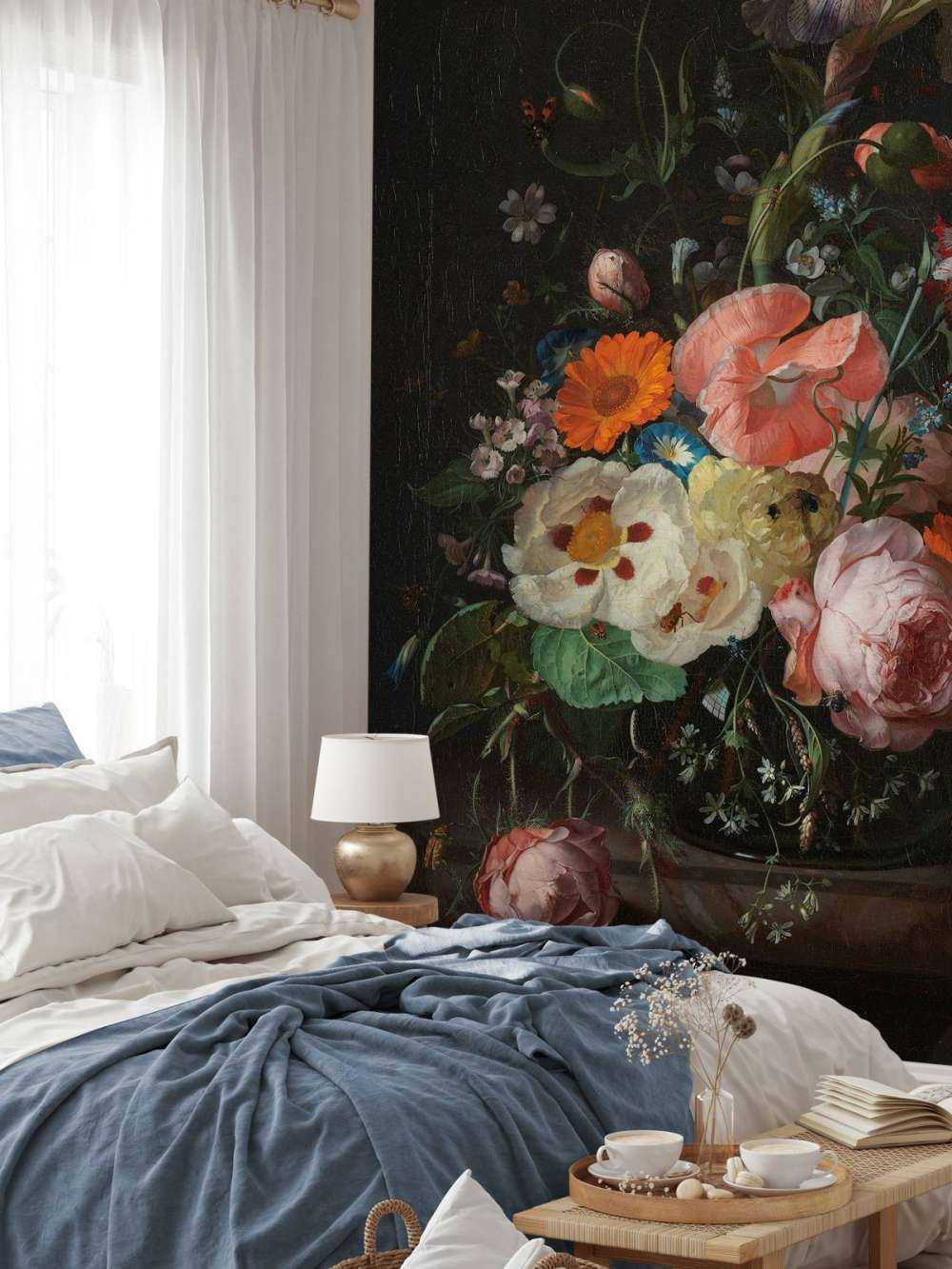 Stilleven met bloemen op een marmeren tafelblad