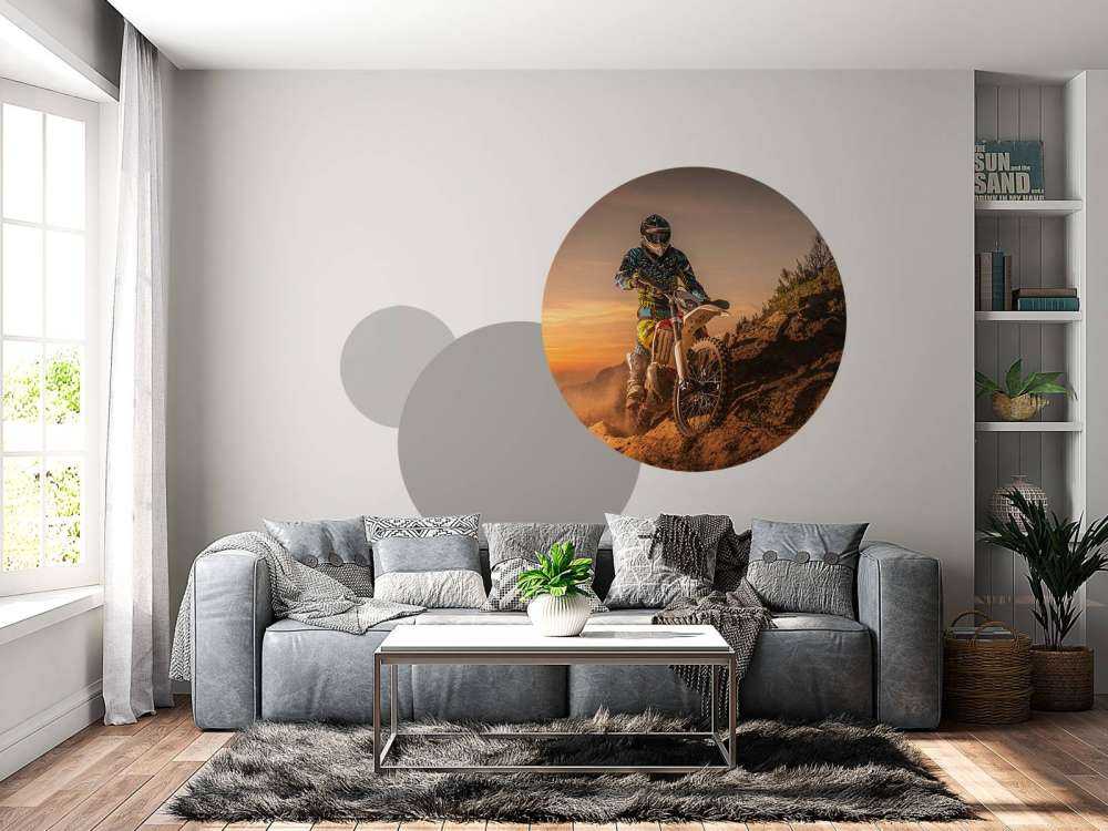 Crossmotor bij zonsondergang