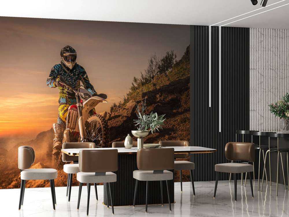 Crossmotor bij zonsondergang