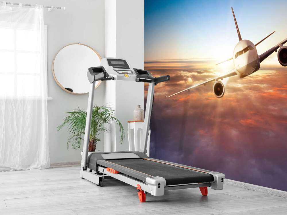 Vliegtuig boven de wolken bij zonsondergang