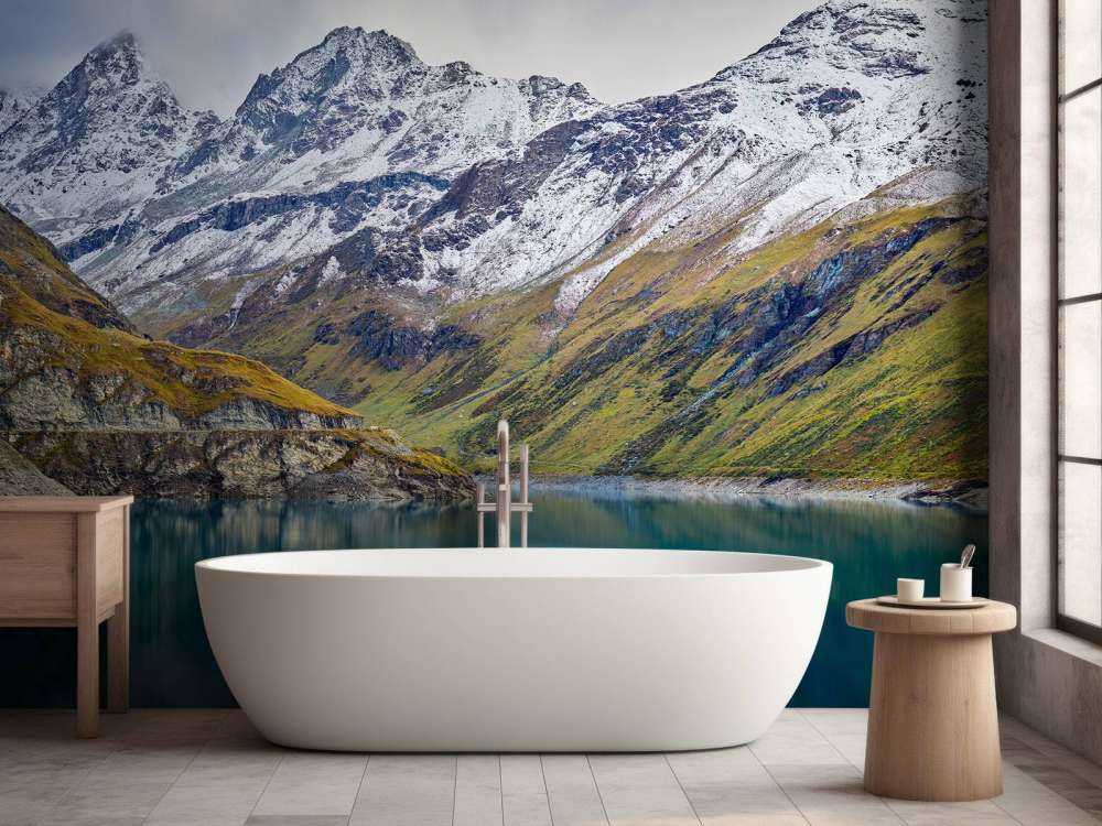 Bergtoppen met sneeuw bij bergmeer