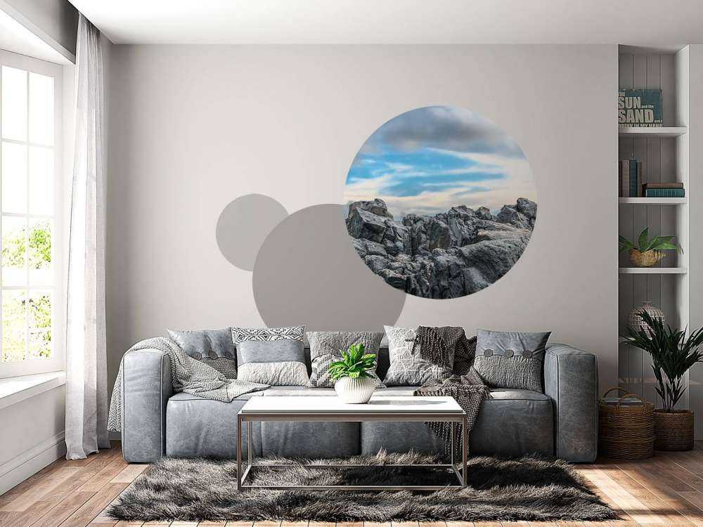 Rots onder mooie wolken