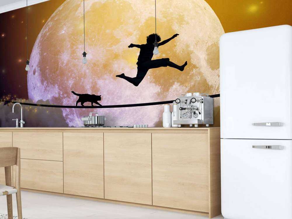 Gelukkige tiener en kat op een koord langs de maan