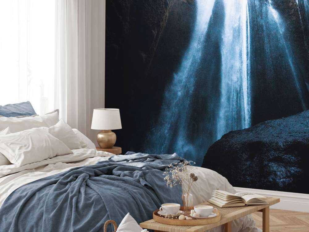 Waterval naar een donkere grot