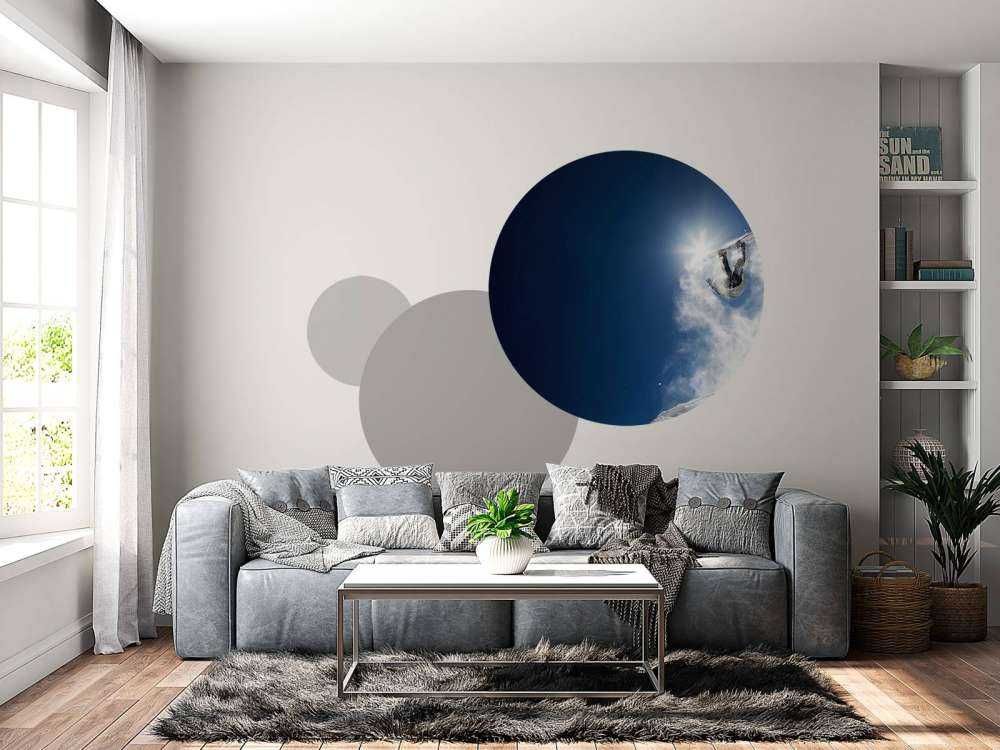 Snowboarder maakt een backflip