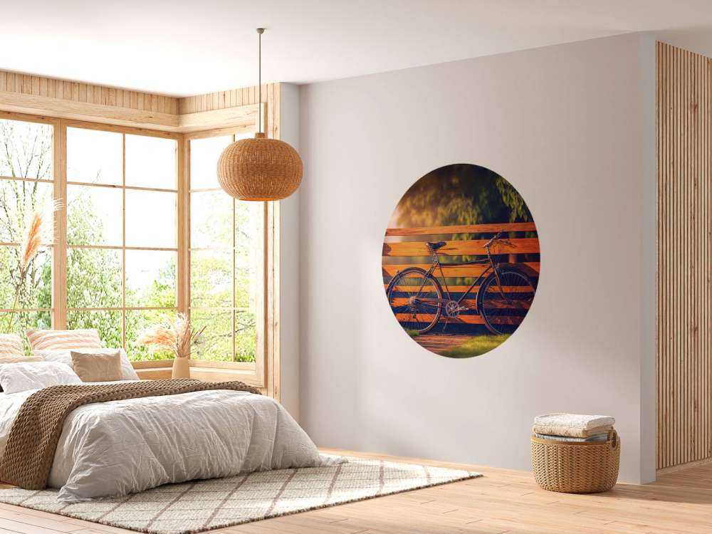 Fiets bij een houten hek