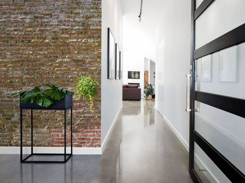 Oude stenen stadsmuur met plantjes