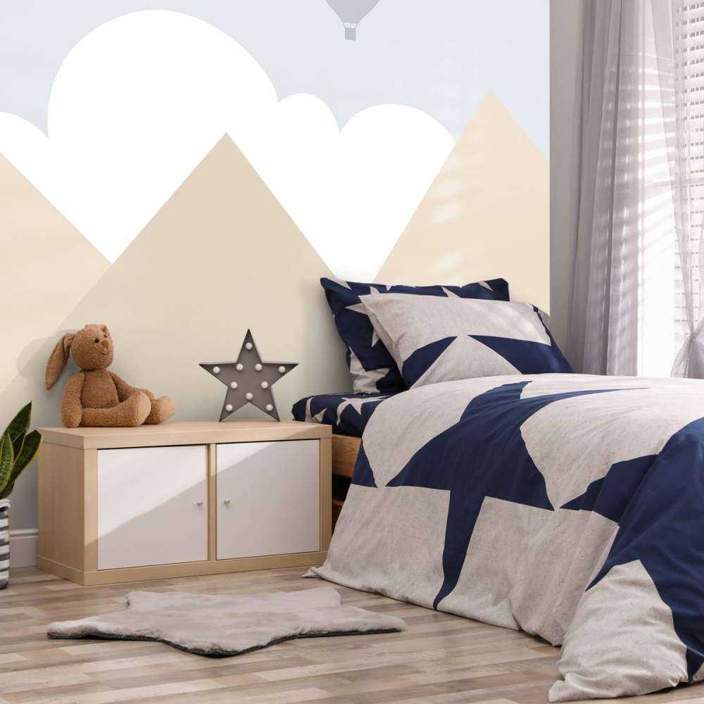 Hoge bergen met luchtballonnen