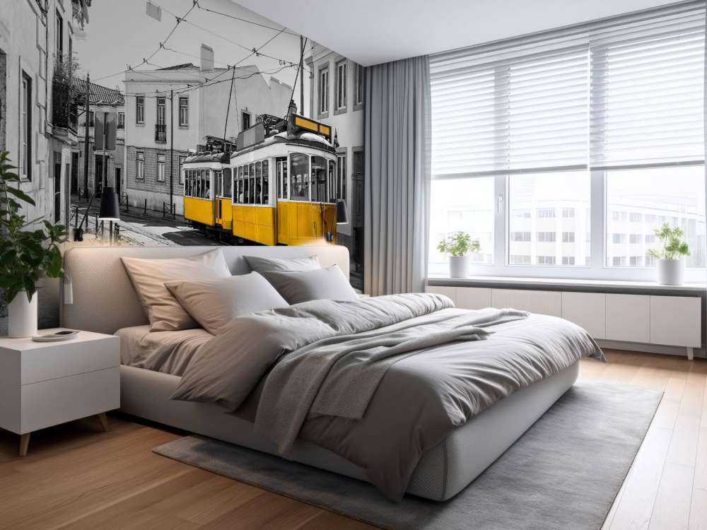 Gele tram in een zwart-wit straatje