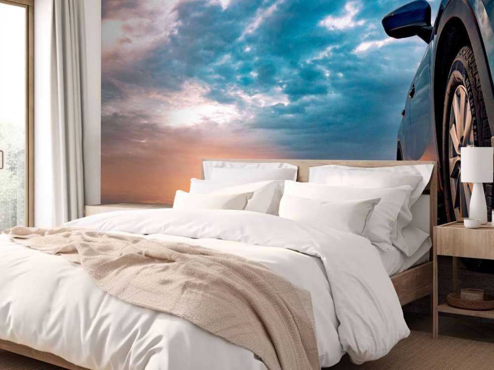 Een blauwe SUV met een unieke lucht op de achtergrond