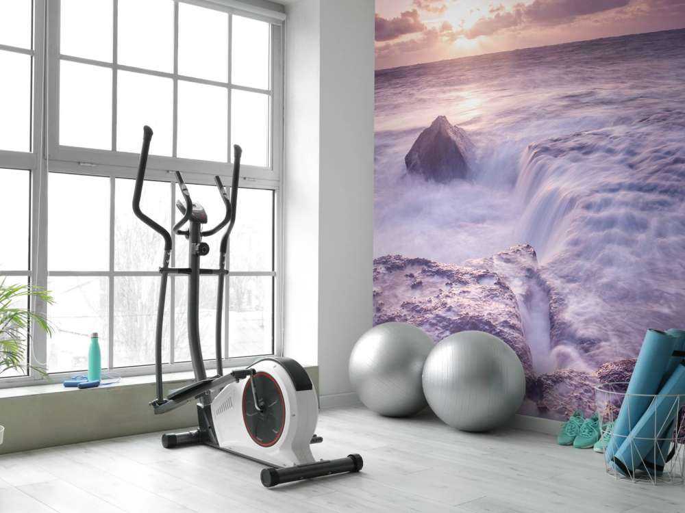 Wilde zee tijdens zonsondergang