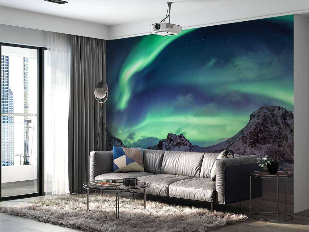 Noorderlicht boven besneeuwde bergen