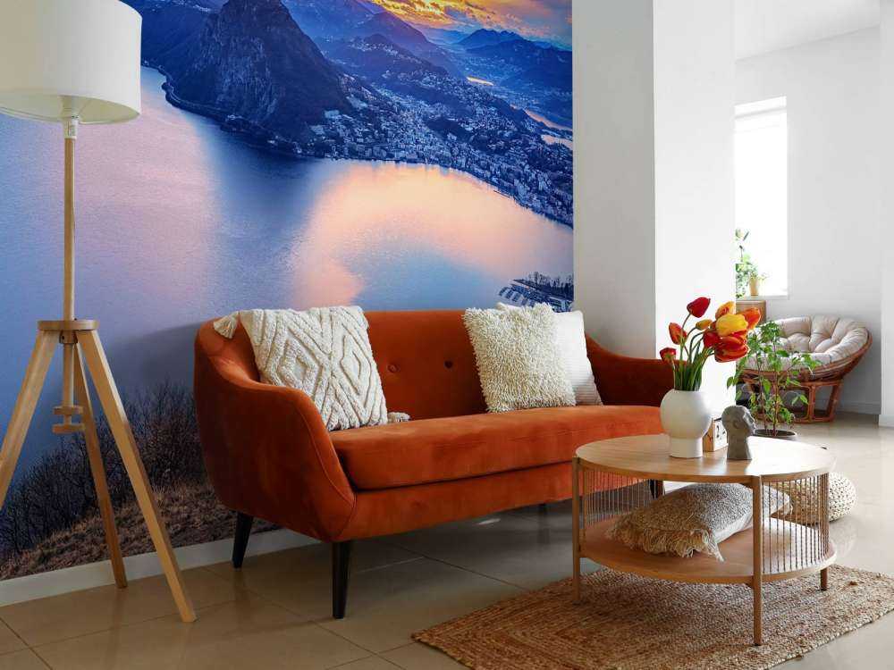 Bovenaanzicht op een stad met bergen