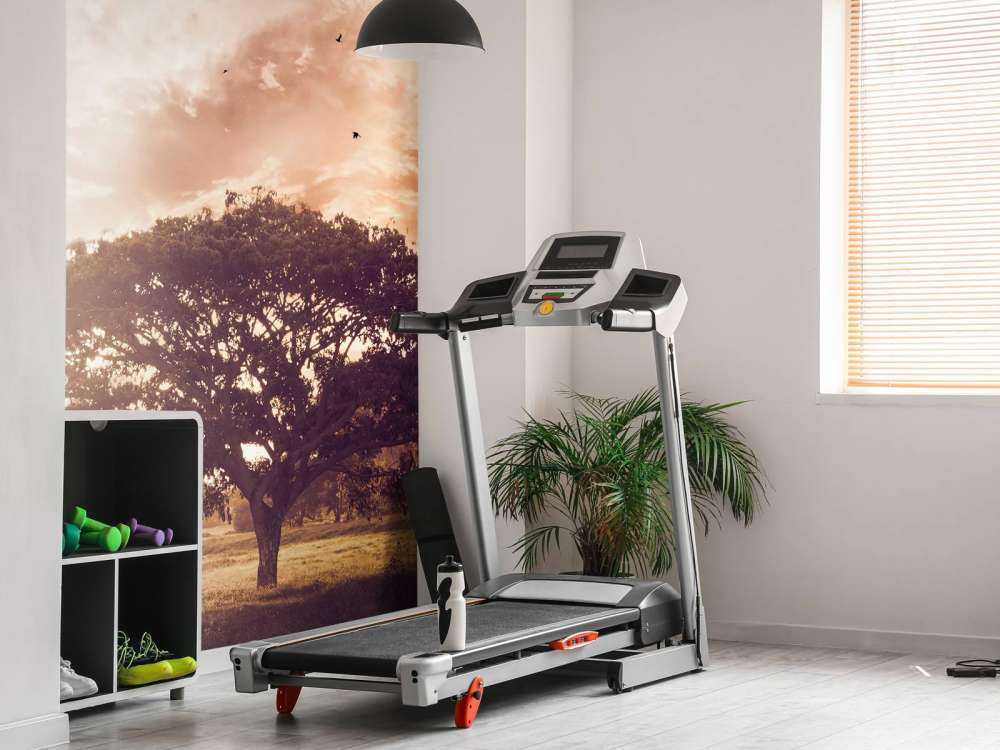 Bewerkte foto van een boom bij zonsondergang