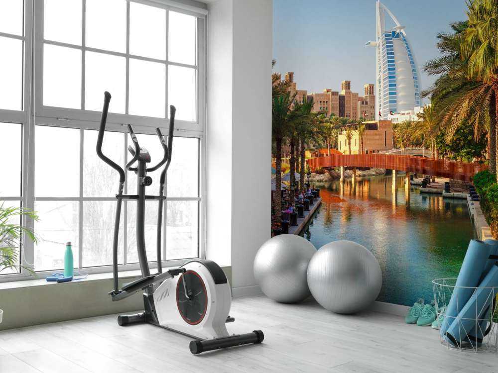 Burj Al Arab met palmbomen op de voorgrond