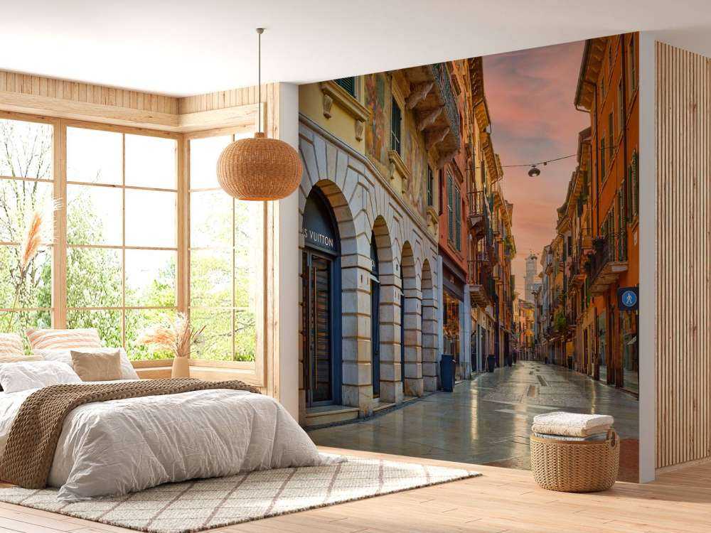 Winkelstraat bij zonskomst