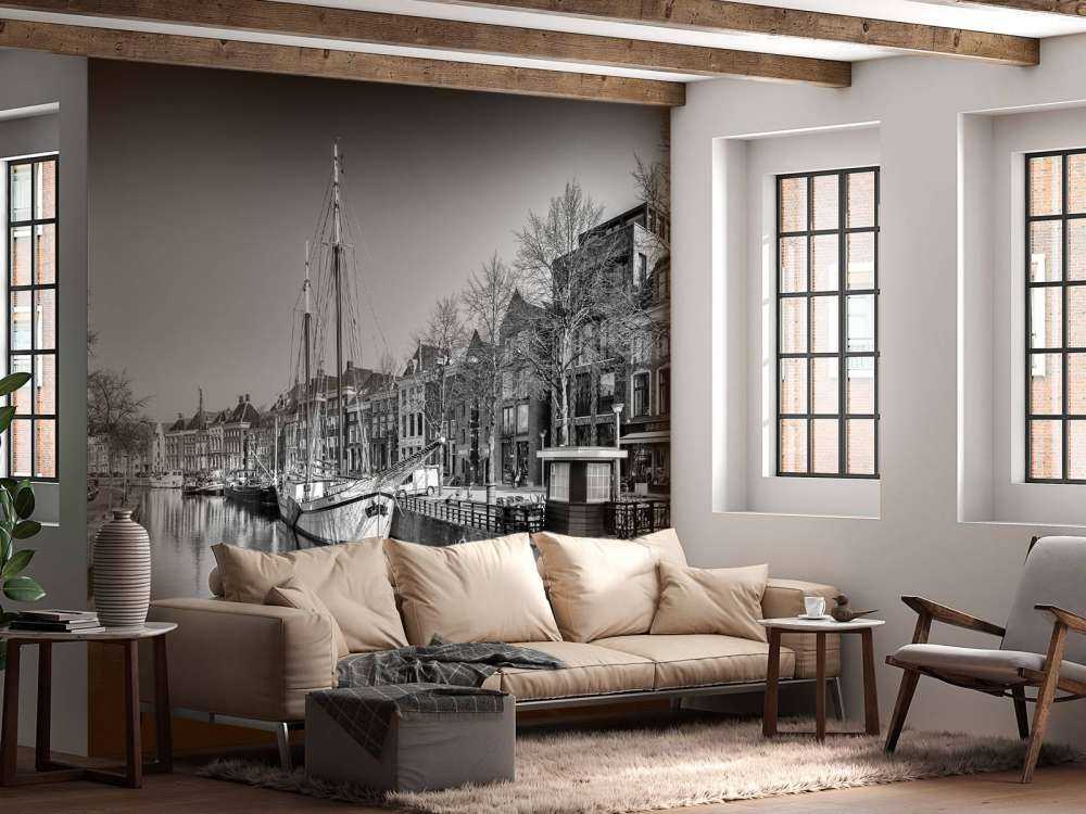 Historisch schip gelegen in de rivier de A in Groningen  In zwart wit  