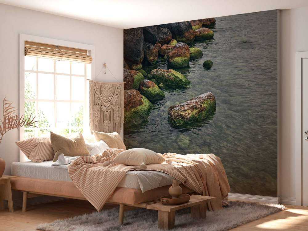 Rotsblokken bij bergmeer