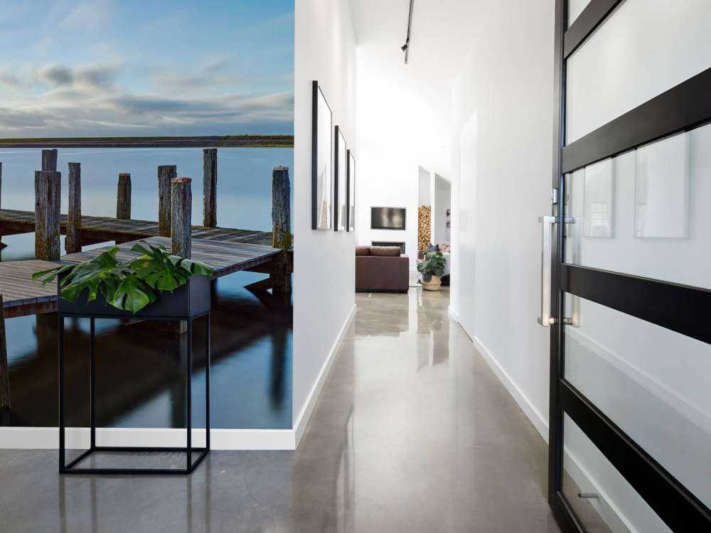 Houten steiger bij zonsopkomst