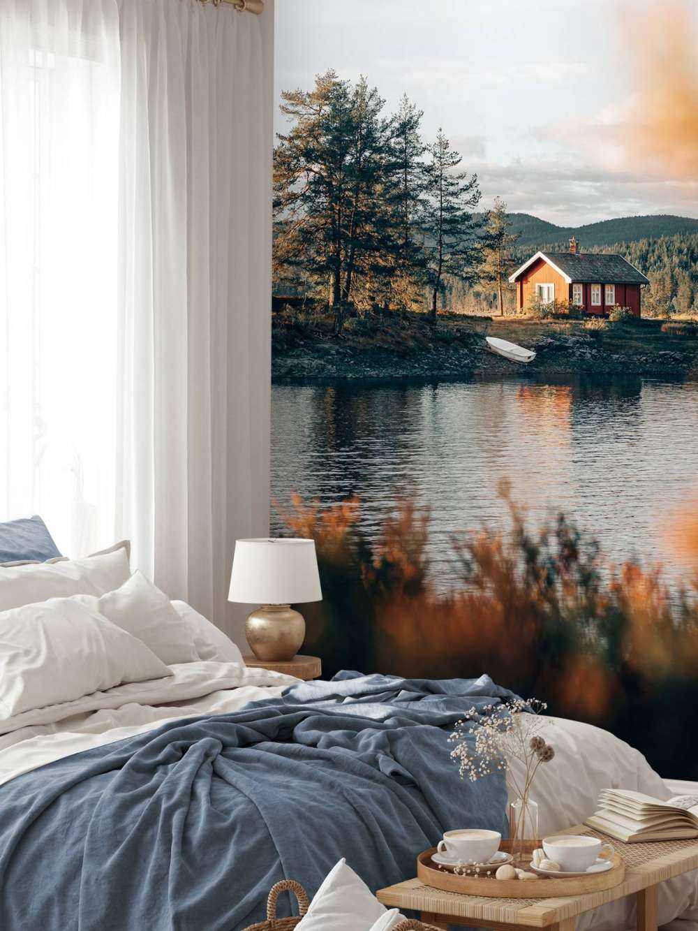 Rood huis bij het meer