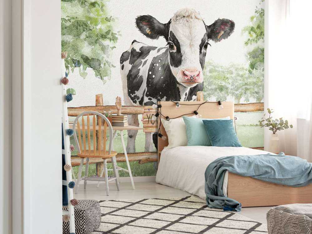 Jonge koe in een weiland