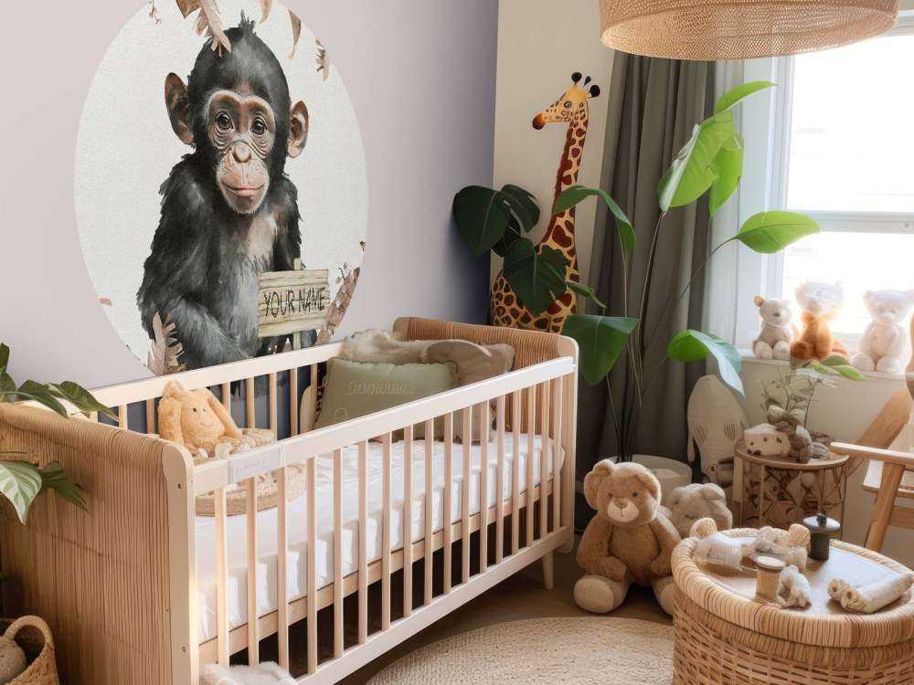 Baby chimpansee in de jungle taupe