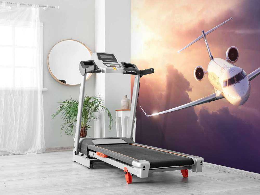 Witte vliegtuig bij zonsondergang