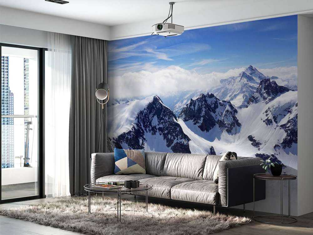 Ingesneeuwde bergen op een heldere dag