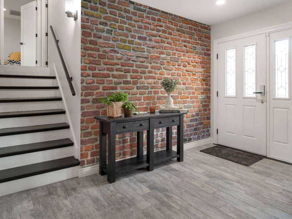 Muur met grote en kleine bakstenen