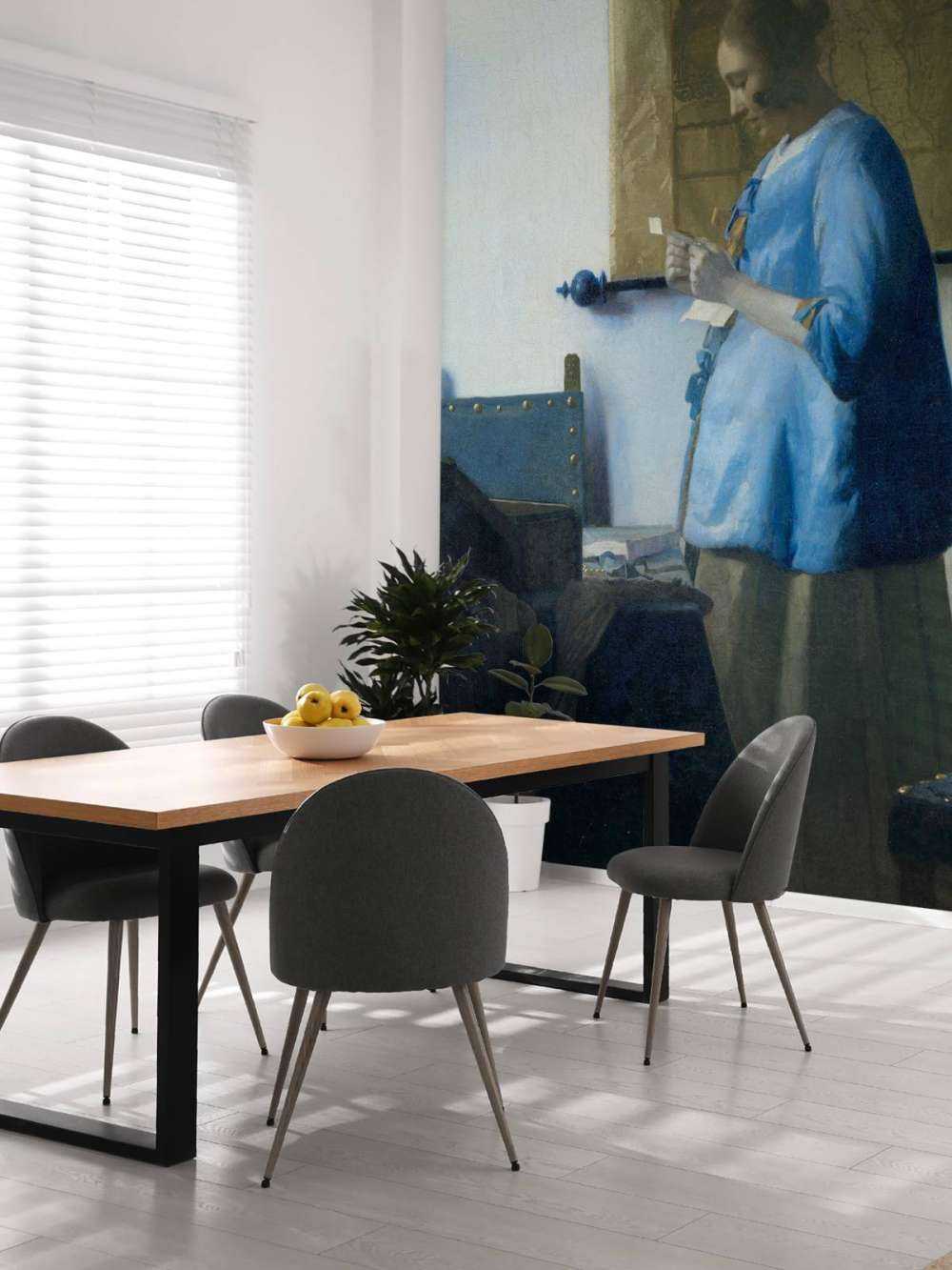 Brieflezende vrouw in het blauw