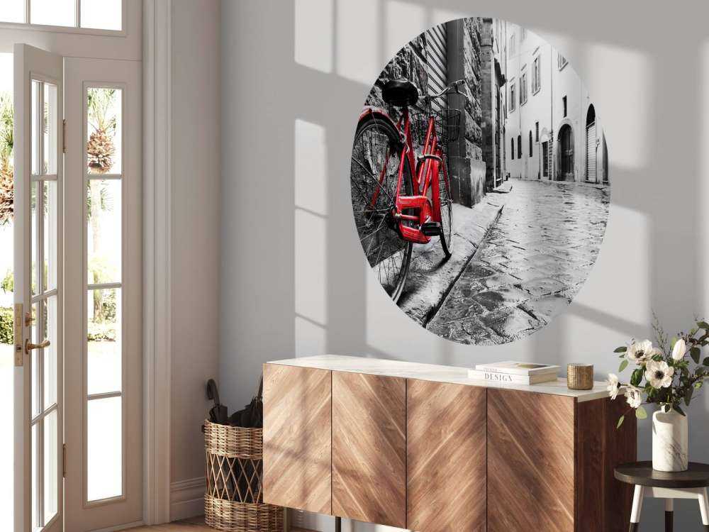 Rode fiets in een zwart-witte straat