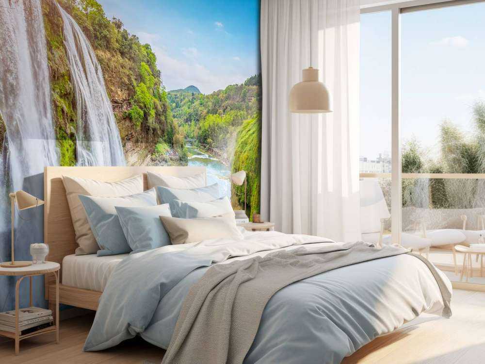 Rustgevende waterval naar een rivier