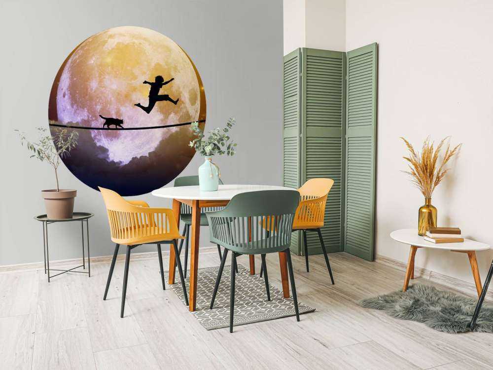 Gelukkige tiener en kat op een koord langs de maan