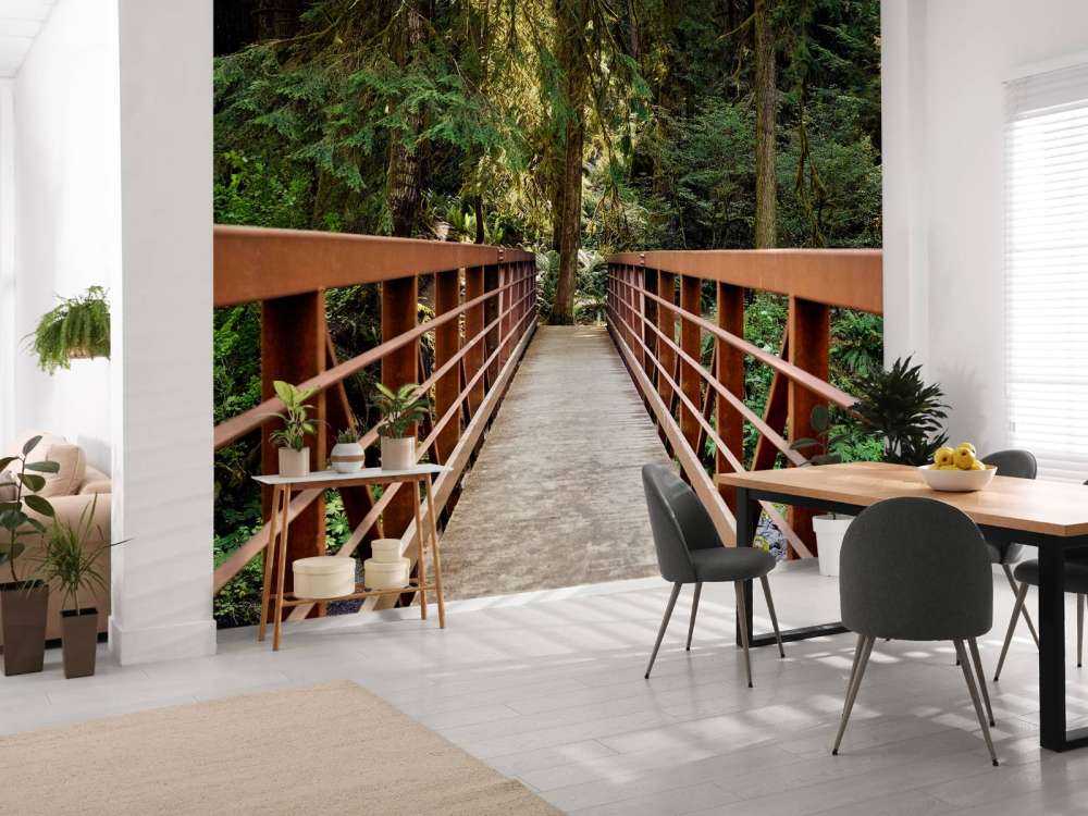 Roestige brug in het bos