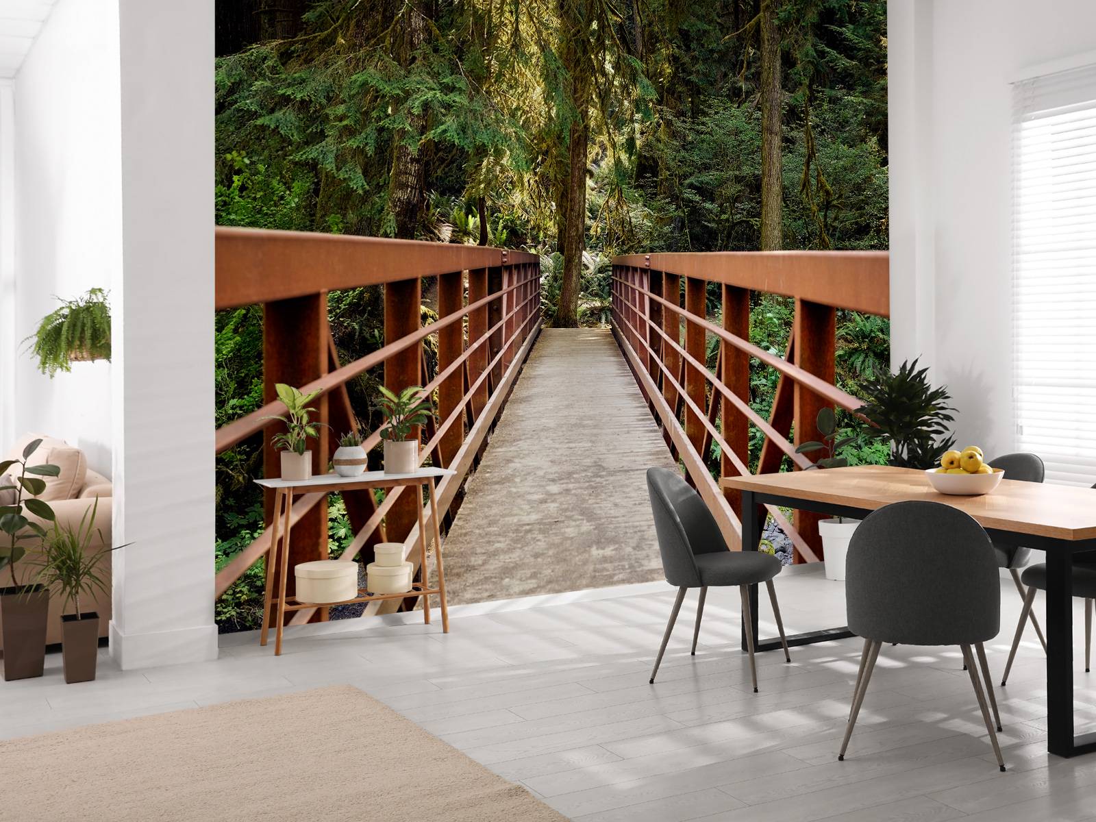 Roestige brug in het bos