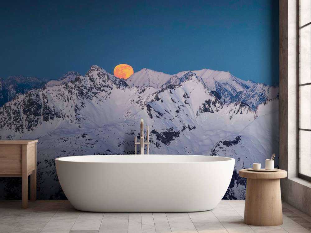 Volle maan boven alpentoppen