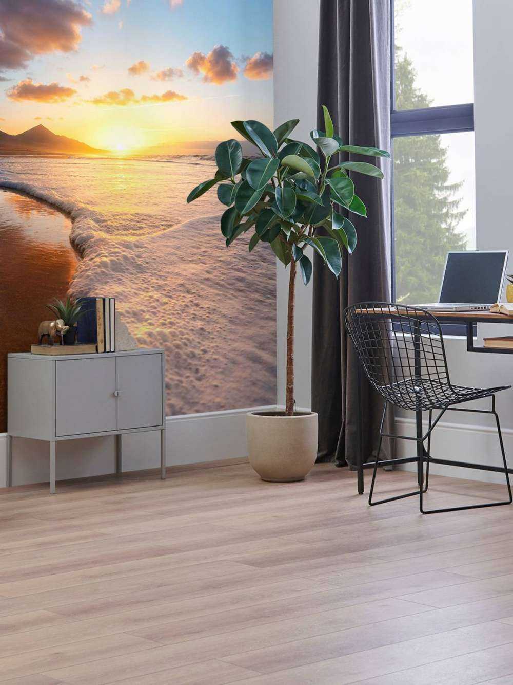 Gouden zonsondergang aan kustlijn