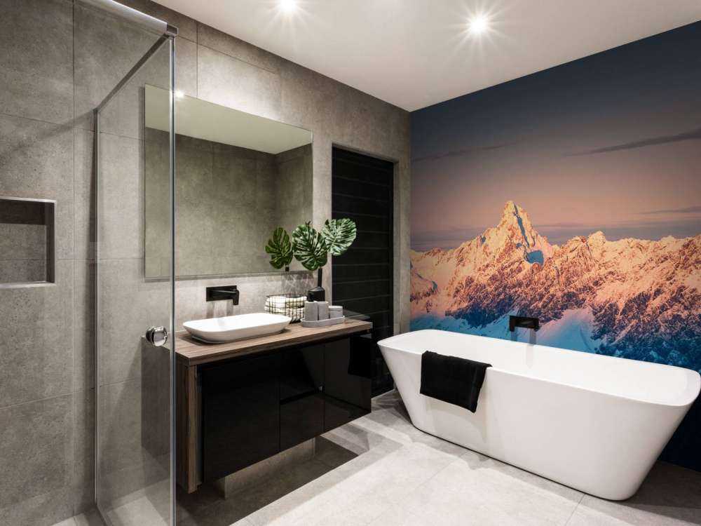 Avondlicht over besneeuwde bergtoppen