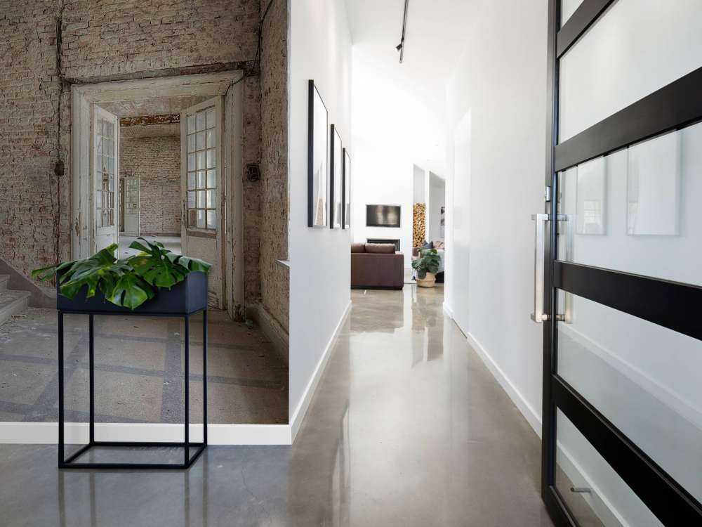 Lege gang met bakstenen muren