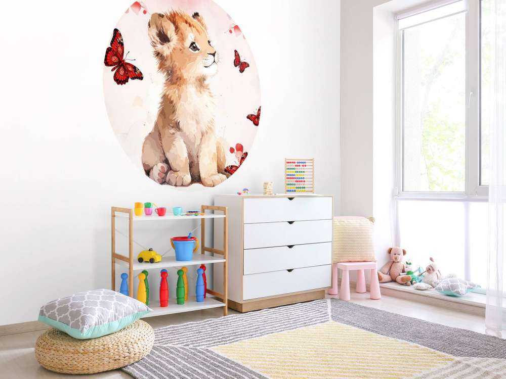 Dromerige leeuwenwelp en vlinders