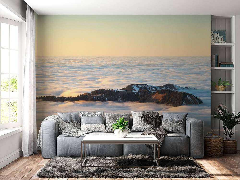 Bergkam drijvend in wolkenzee