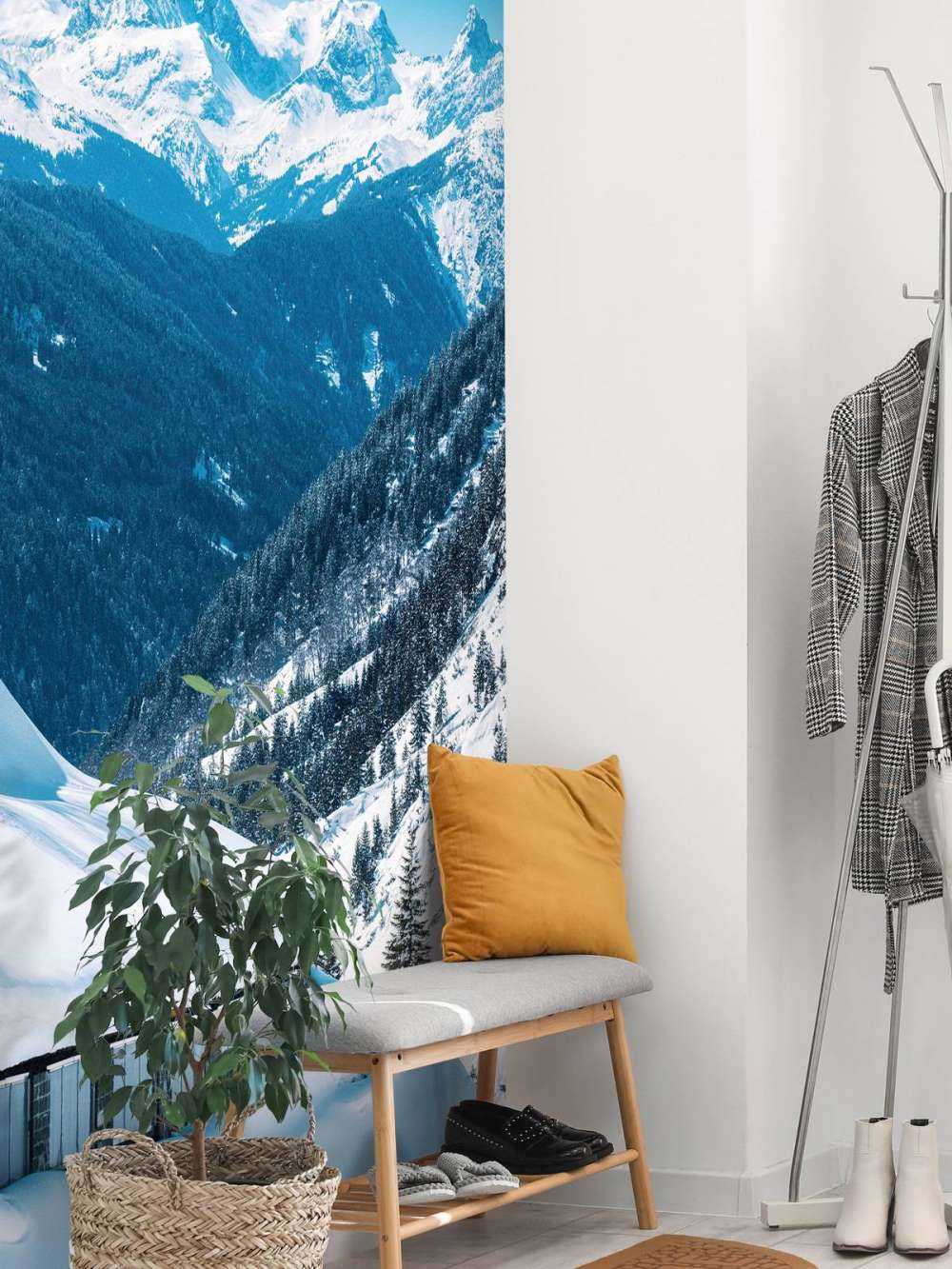 Diepblauwe alpentoppen in wintersneeuw