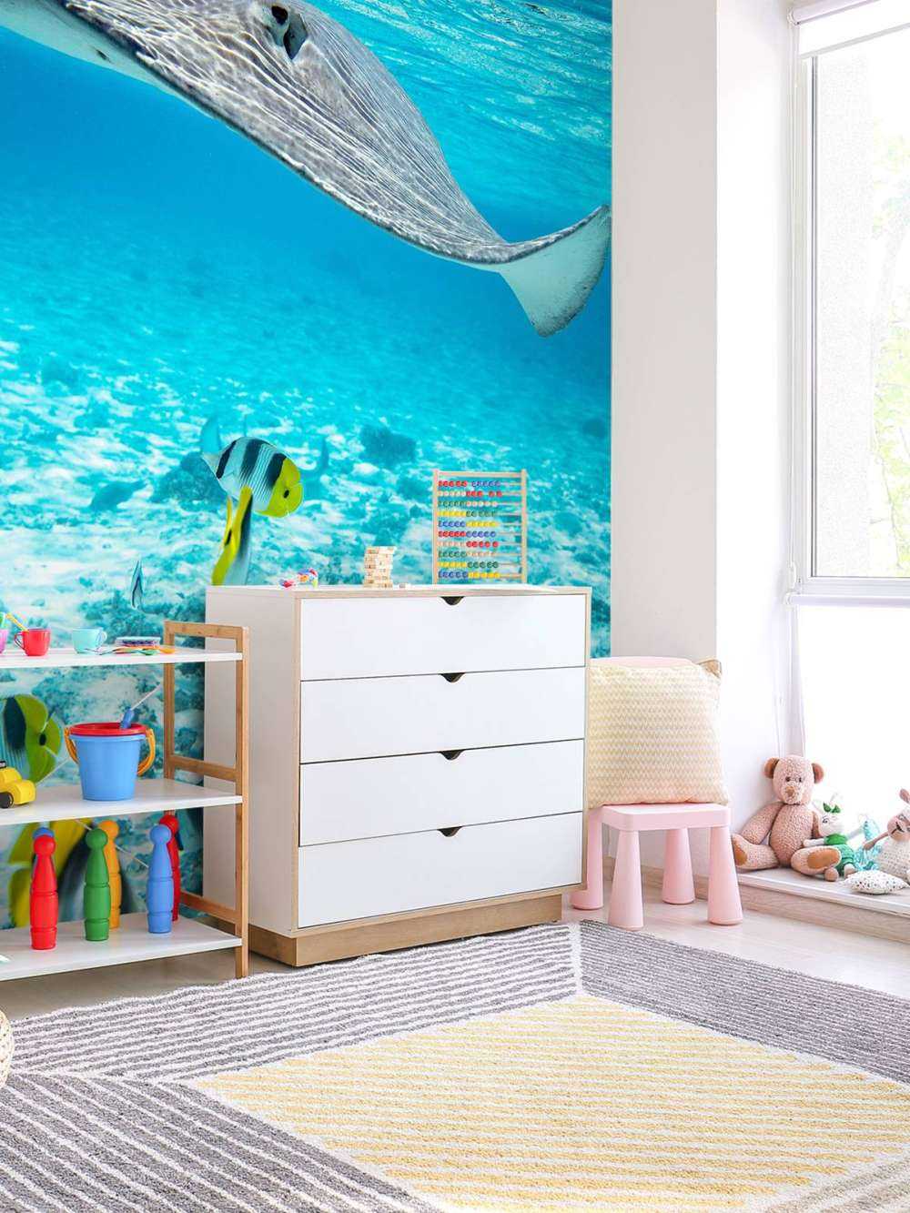 Pijlstaartrog tussen koraalvissen