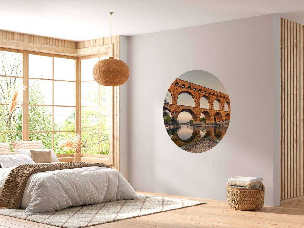 Stenen bogen boven stille rivier