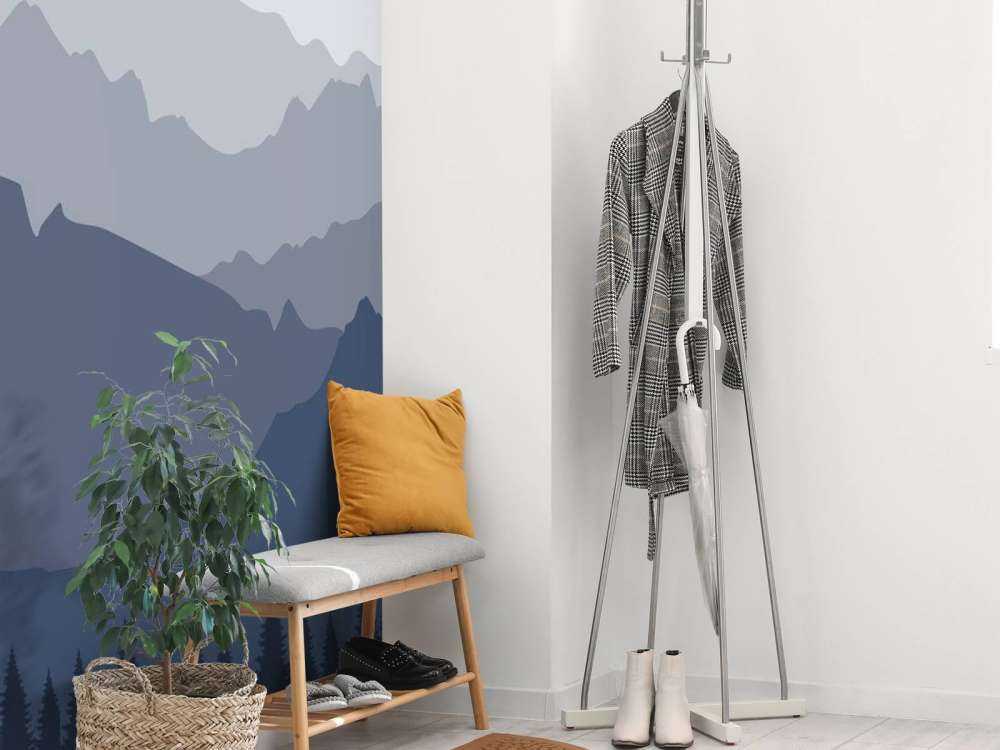 Donkere bergen met sparrenbos