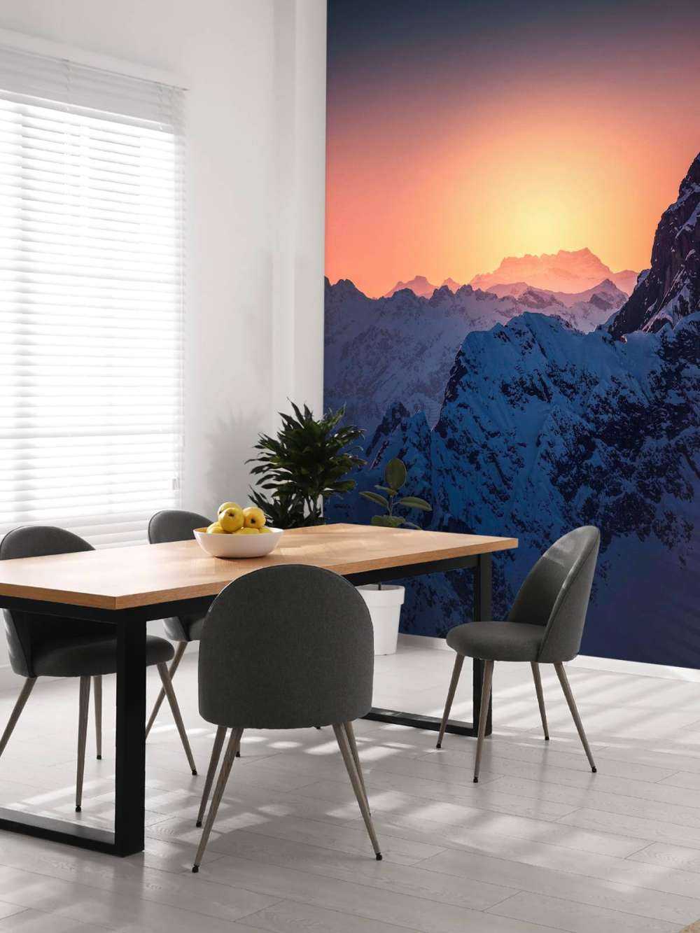 Besneeuwde bergtop bij vurige zonsopkomst